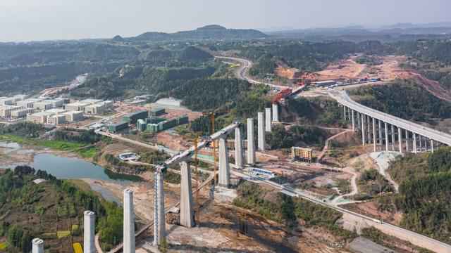 国内节段拼装简支箱梁桥梁中桥高最高、跨度最大桥梁四川开建